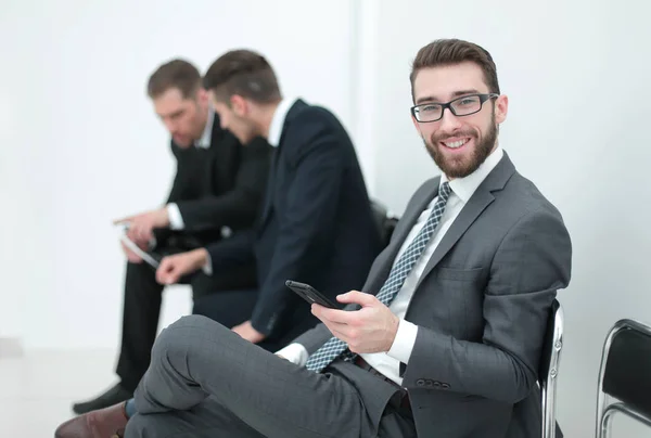 Geschäftspartner warten auf den Beginn eines Geschäftstreffens — Stockfoto