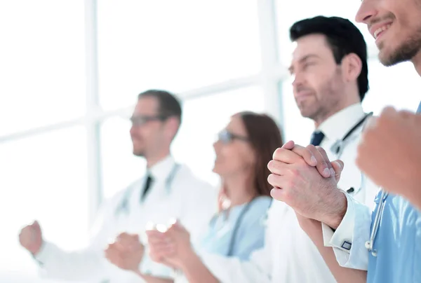 Orvosok és ápolók koordinálja kezek. — Stock Fotó