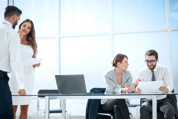 El equipo de negocios está discutiendo temas de negocios — Foto de Stock