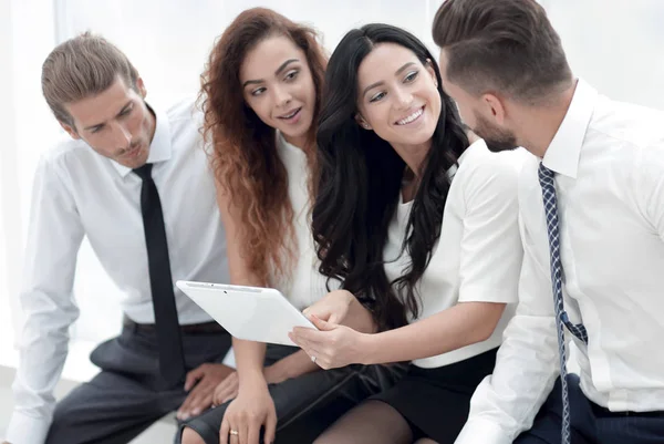 Equipo closeup.business mirando el ordenador tableta . —  Fotos de Stock