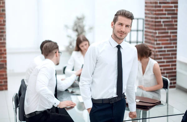 Erfolgreicher Jungunternehmer im Büro — Stockfoto