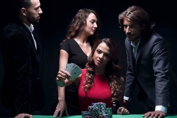 Ganska ung brunett i röd klänning poserar i casino — Stockfoto