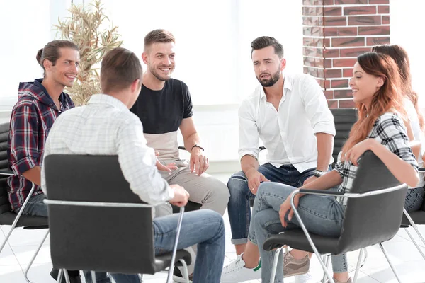 Miembros del equipo discuten en el taller — Foto de Stock