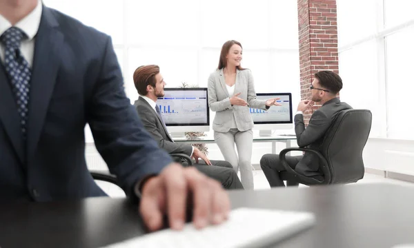 Elegante hombre de negocios profesional que trabaja en el ordenador — Foto de Stock