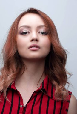 Sarışın kıvırcık saç modeli ve kırmızı dudaklar ile