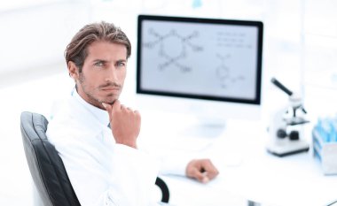 Bilgisayar ve mikroskop laboratuvarda kullanarak bilim adamı