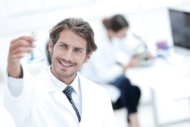 Laboratuvarda çalışan bilimsel araştırmacı.