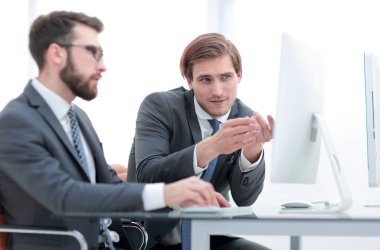 iş arkadaşları yeni veri, Masa başında oturan görüşüyorlar