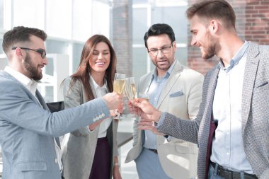 yakın up.business takım kendi gözlük yükseltir.