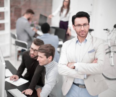 ofis arka plan üzerinde emin iş adamı.