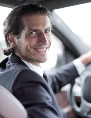 Adam direksiyonda oturuyor.