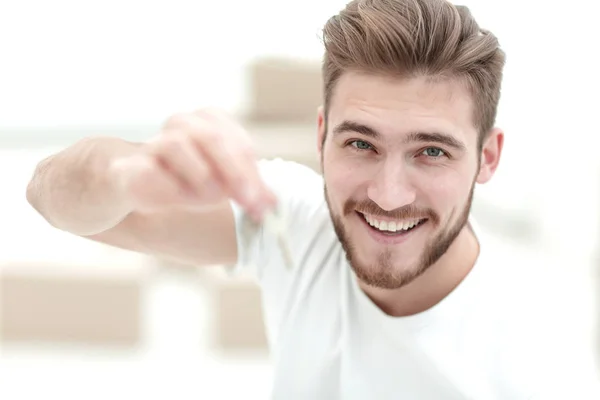 Closeup.happy el hombre con las llaves de los nuevos apartamentos — Foto de Stock