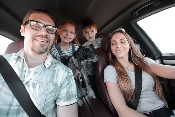 Yakın çekim. mutlu bir aile rahat bir araba — Stok fotoğraf