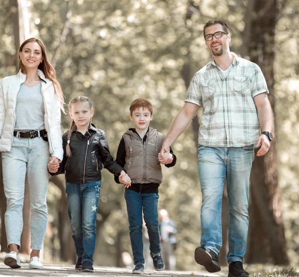Gezin met twee kinderen op een wandeling in het Park. — Stockfoto