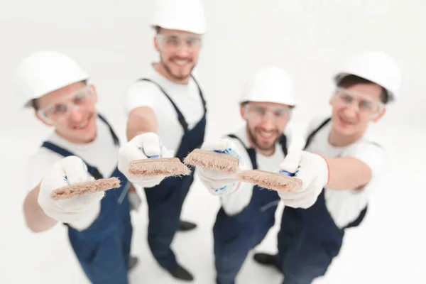 Equipe de trabalhadores da construção olhando para a câmera — Fotografia de Stock