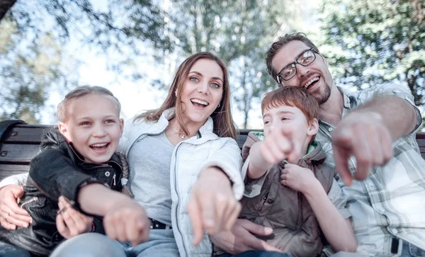 Cerrar la familia sonriente apuntando a usted —  Fotos de Stock