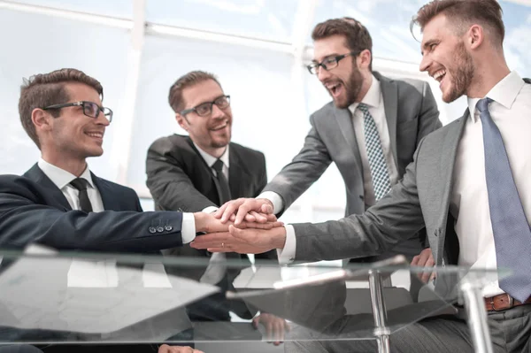 Gruppe von Geschäftsleuten mit zusammengefalteten Händen — Stockfoto