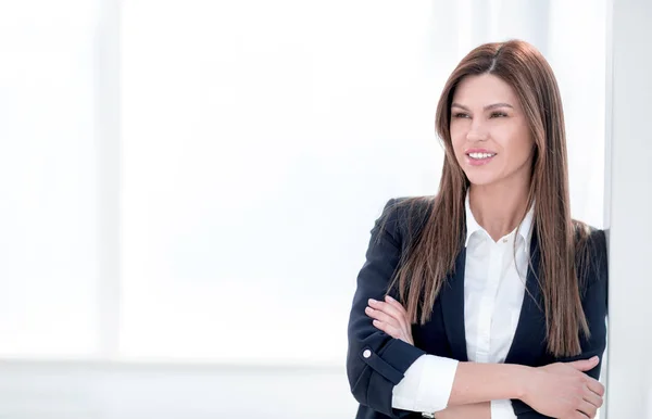 Close-up portret van jonge vrouw in business suit — Stockfoto