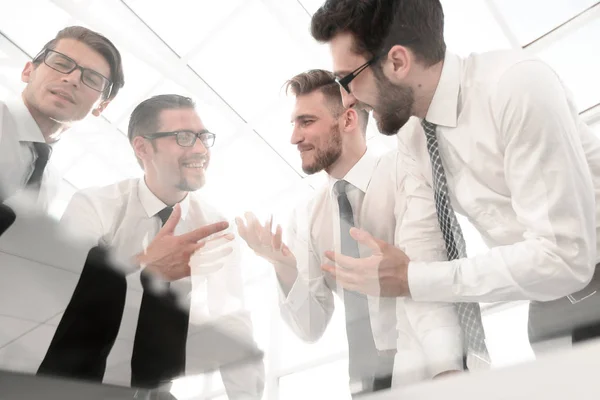 Onder view.successful business team bespreken van nieuwe ideeën — Stockfoto