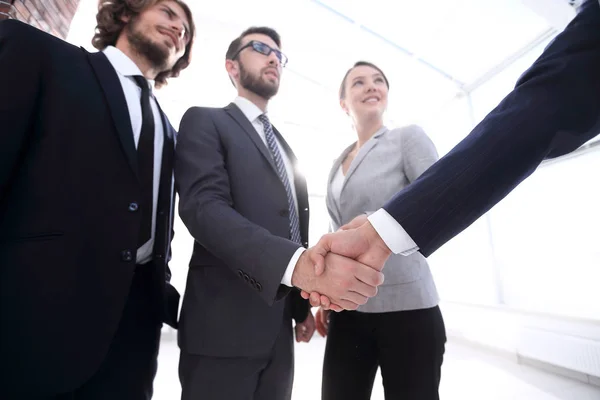 Líder empresarial estrechando la mano con el inversor —  Fotos de Stock