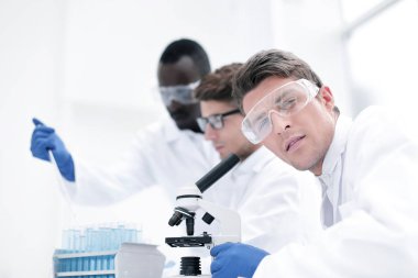 Grup Genç Bilim adamı sıvı ile çalışma