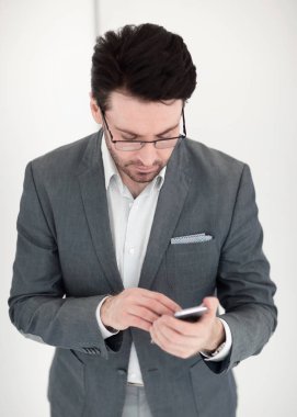 Kapat. İş adamı akıllı telefonundan SMS okuyor..