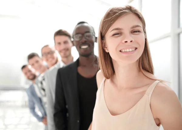 Gente de negocios corporativos multiétnicos de pie en la oficina mirando a la cámara sonriendo — Foto de Stock
