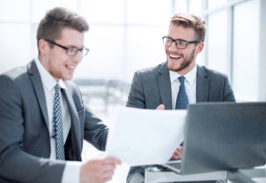 İş ortakları iş belgesini tartışıyor.