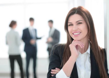 bulanık office arka plan üzerinde gülümseyen iş kadını