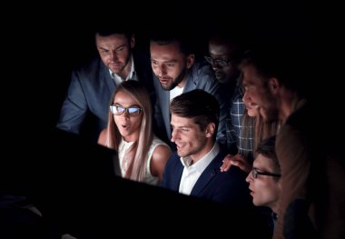 up.a gençlerin grup ofiste çalışan yaratıcı kapatın