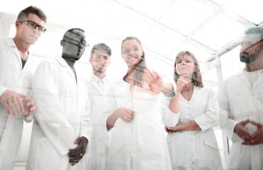 bir doktor-eczacı closeup ve laboratuvarda çalışan arkadaşları.
