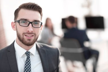 portre. Office arka plan üzerinde yönetici iş adamı.