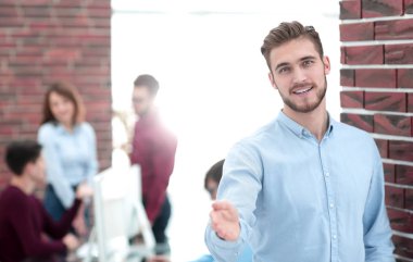 Ofiste oturan başarılı iş adamlarının portresi..