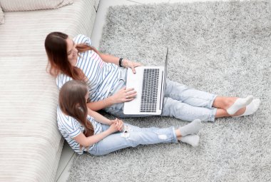 en iyi view.mother ve oturma odası katta oturan kızı