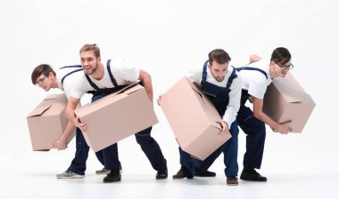 Nakliyeciler işlerini yapmak için acele ederler..