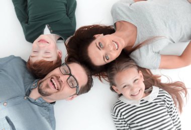 üstten görünüm. mutlu aile yerde yatarken