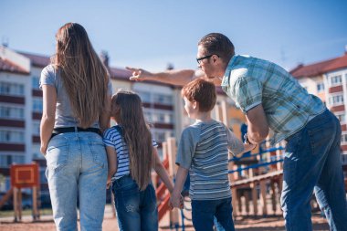 arka view.father onun çocukları onların yeni ev gösterir.