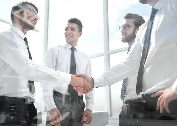 Geschäftskollegen beim Händeschütteln im Büro — Stockfoto