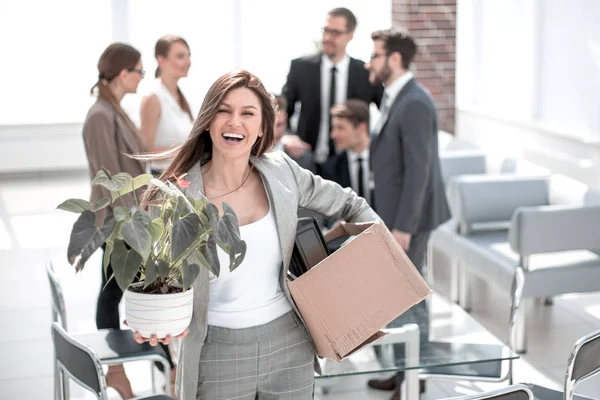 Feliz joven mujer de negocios de pie en una nueva oficina — Foto de Stock