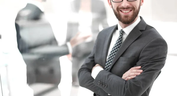 Sorridente empresário no fundo do escritório — Fotografia de Stock