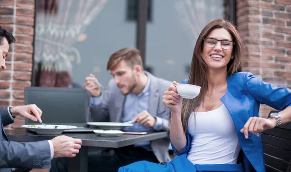 Moderne Geschäftsfrau am Kaffeetisch — Stockfoto