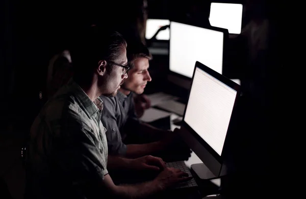 Η επιχειρηματική ομάδα εργάζεται σε υπολογιστές τη νύχτα. — Φωτογραφία Αρχείου