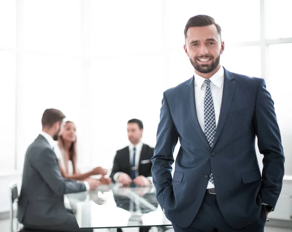 Молодий бізнесмен стоїть у світлому офісі — стокове фото