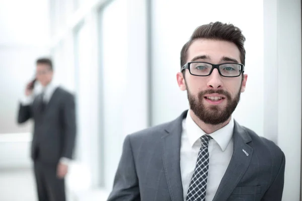 Close up.businessman avec des lunettes sur le fond du bureau — Photo