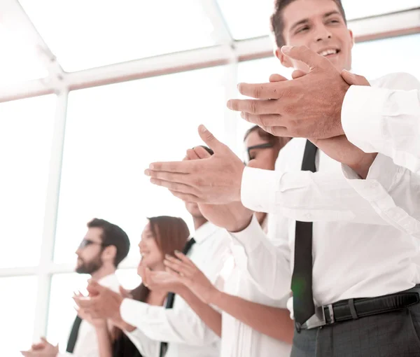 Biznes background.applauding biznes drużyna stojący w biurze — Zdjęcie stockowe