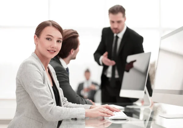 Unga medarbetare sitter vid sitt skrivbord. — Stockfoto