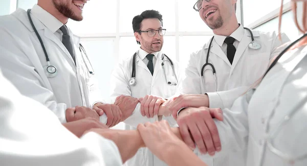 Zblízka. Skupina lékařů stojící v kruhu — Stock fotografie