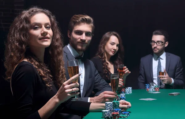 Schöne Frau sitzt an einem Tisch in einem Casino — Stockfoto