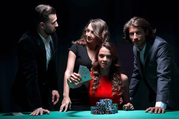 Orang-orang bermain poker di kasino, berjudi — Stok Foto