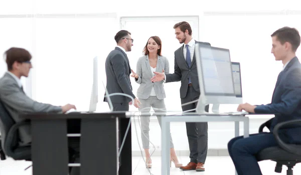 Joven equipo de negocios trabajando con startup oficina moderna . —  Fotos de Stock